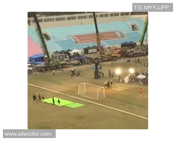 女足主力前锋伤愈复出首次合练全场欢呼掌声雷动